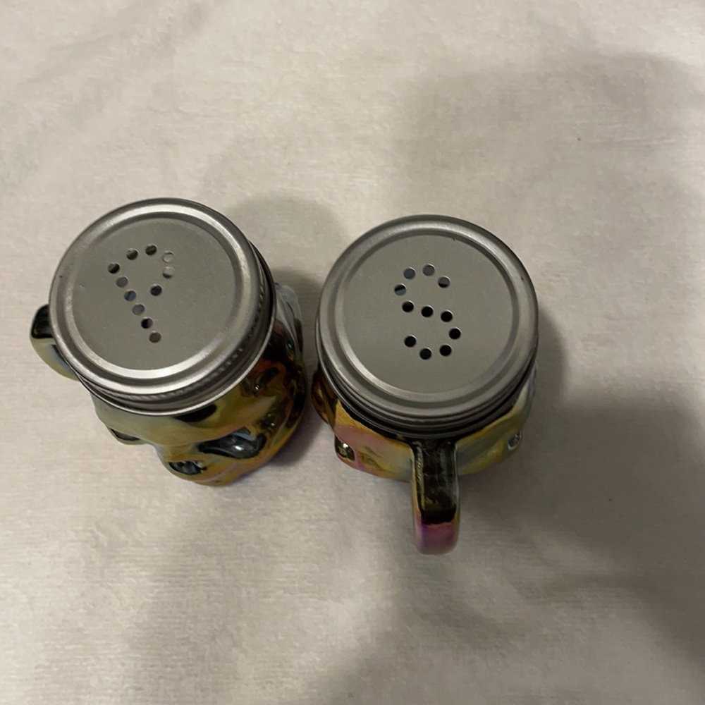 💜NWOT Halloween Skull 💀 ☠️ salt and pepper shakers! Great quality, very sturdy - Picture 3 of 3